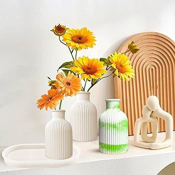 Vase élégant avec décoration végétale artificielle moderne