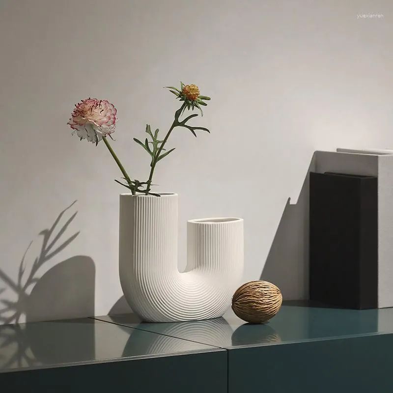 Vase contemporain avec plantes artificielles pour décoration intérieure