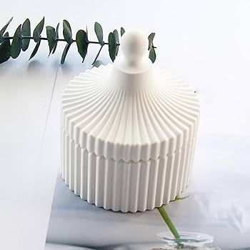 Vase décoratif avec arrangement moderne et plantes artificielles